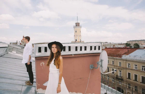 Love Couple Roof House Girl White Dress Hat Guy View — Stock Photo, Image