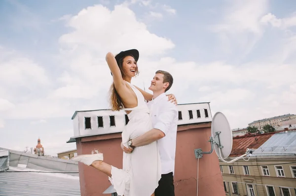 Loving Couple Girl White Dress Hat Guy Walk Roof Hugging — Stock Photo, Image