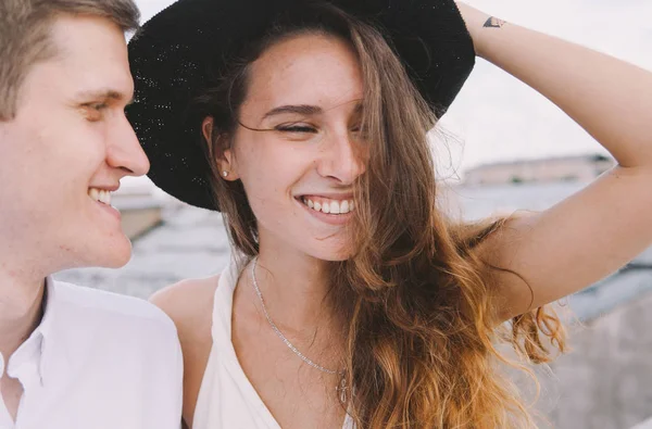 Retrato Una Chica Con Sombrero Que Sonríe Amada —  Fotos de Stock