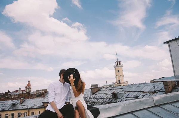 Verliebtes Paar Küsst Sich Aufs Dach Und Schließt Mit Hut — Stockfoto