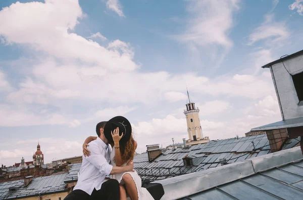 Couple Love Kisses Roof Closes Hat — Stock Photo, Image