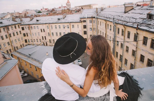 ハグと笑って 誠実な愛の感情の屋根からの眺めは 屋根の上歩くカップル 白いドレスの少女 と帽子の男を愛する — ストック写真