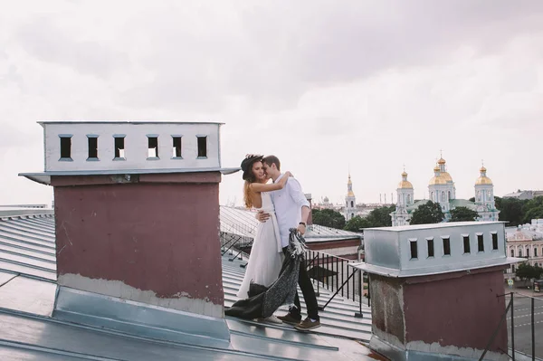 Casal Amoroso Uma Menina Vestido Branco Com Chapéu Cara Passeio — Fotografia de Stock