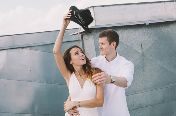 Pareja Amorosa Una Chica Con Vestido Blanco Chico Con Sombrero —  Fotos de Stock