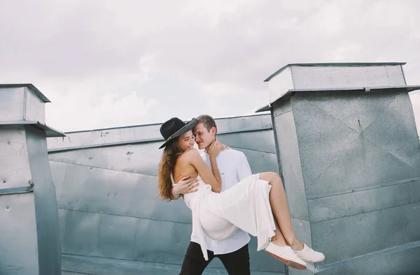 Pareja Amorosa Una Chica Con Vestido Blanco Chico Con Sombrero —  Fotos de Stock