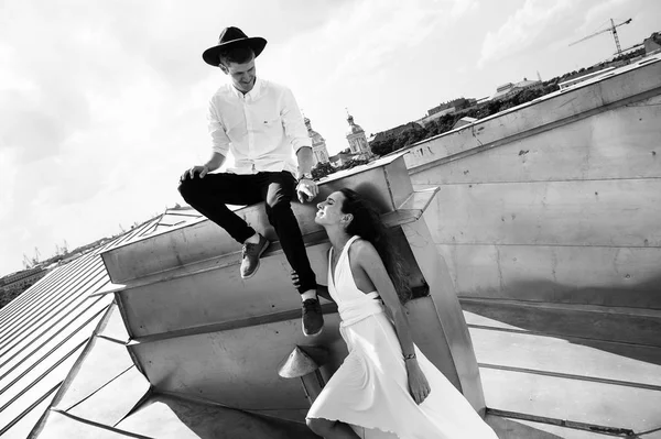 Casal Amoroso Uma Menina Vestido Branco Cara Com Chapéu Passeio — Fotografia de Stock