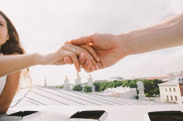 Руки Влюбленных Фоне Крыши — стоковое фото