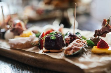 boynuz meyve tatlı olarak, fotoğraf için bir restoran menü ile