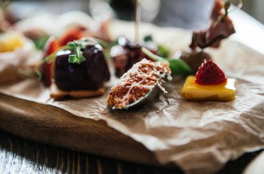 çilek, peynir, patates, balık, susam ve Yeşiller, fotoğraflar için Restoran Menü ile olağandışı kanepeler