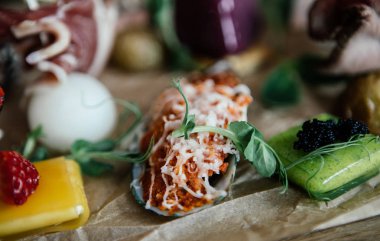 çilek, peynir, patates, balık, susam ve Yeşiller, fotoğraflar için Restoran Menü ile olağandışı kanepeler