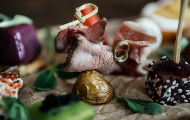 çilek, peynir, patates, balık, susam ve Yeşiller, fotoğraflar için Restoran Menü ile olağandışı kanepeler