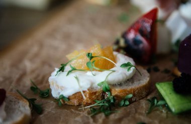 çilek, fotoğraflar için Restoran Menü ile olağandışı kanepeler