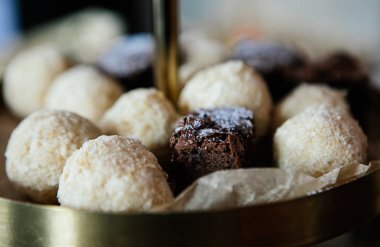 Çikolatalı ve vanilyalı kek, fotoğraflar için Restoran Menü