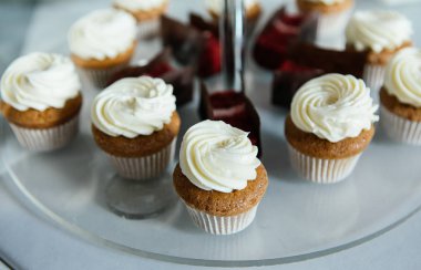 Vanilya krem bir kafeterya menüsü için üst, lezzetli fotoğrafa ile cupcakes