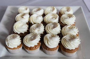 Vanilya krem bir kafeterya menüsü için üst, lezzetli fotoğrafa ile cupcakes