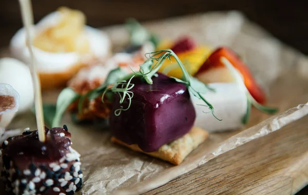 çilek, peynir, patates, balık, susam ve Yeşiller, fotoğraflar için Restoran Menü ile olağandışı kanepeler