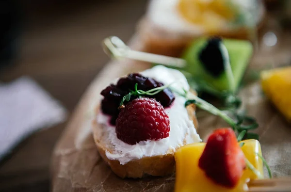 Ungewöhnliche Häppchen Mit Beeren Fotos Für Die Speisekarte Des Restaurants — Stockfoto