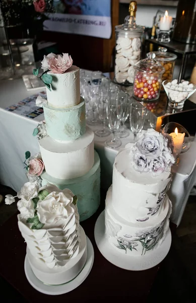 婚礼蛋糕装饰得非常漂亮 有白色的糖霜和马子潘花 — 图库照片