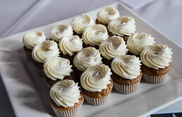 Vanilya krem bir kafeterya menüsü için üst, lezzetli fotoğrafa ile cupcakes