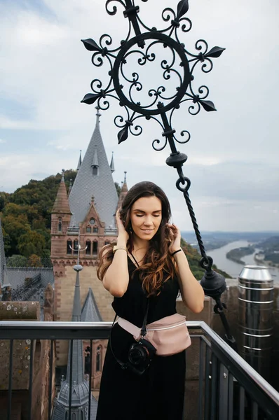 Sexy Brunette Posing Observation Deck Background Castle — Stock Photo, Image