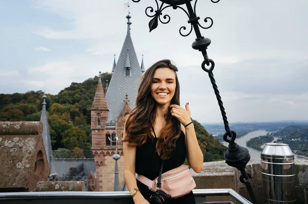 Sexy Morena Posando Plataforma Observación Fondo Del Castillo — Foto de Stock