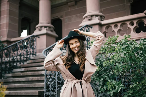 Sexy Chica Vestido Negro Abrigo Rosa Pastel Sombrero Posando Castillo — Foto de Stock