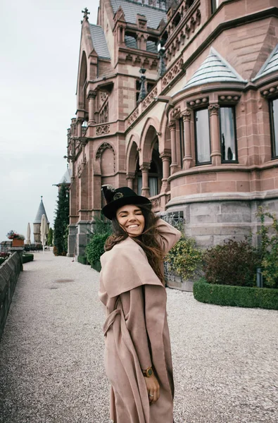 Sexy Chica Vestido Negro Abrigo Rosa Pastel Sombrero Posando Castillo — Foto de Stock