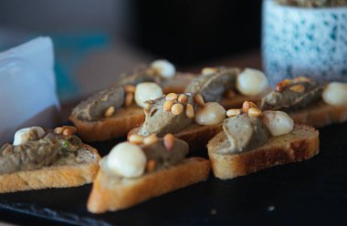 ezme ve çam fıstığı - fotoğraflar için Restoran Menü ile kanepe