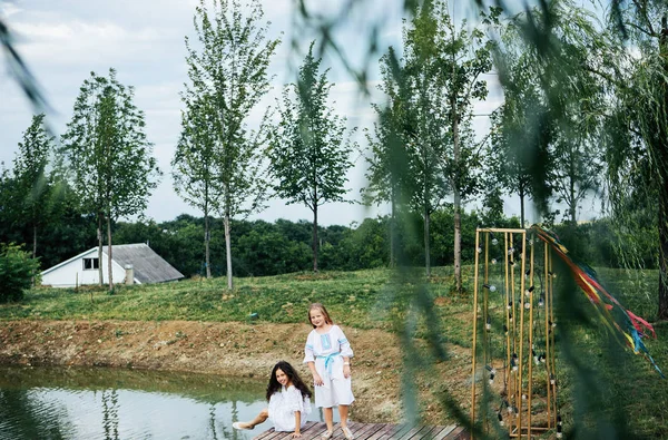 Duas Meninas Vestido Nacional Branco Com Bordados Estão Divertindo Perto — Fotografia de Stock