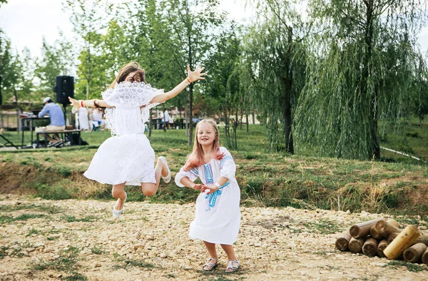 Duas Meninas Salto Vestido Nacional Branco Divertir Festival Pagão Primavera — Fotografia de Stock