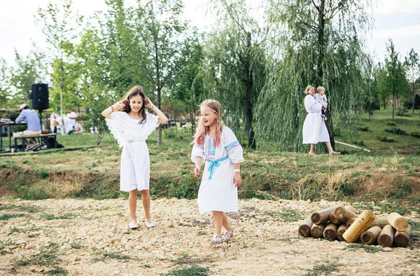Две Девушки Белом Национальном Платье Прыгать Весело Провести Время Языческом — стоковое фото