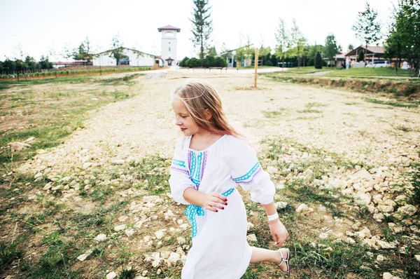 Bonito Menina Loira Branco Vestido Nacional Corre Festival Primavera — Fotografia de Stock