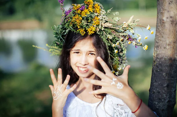 Ragazza Carina Abito Nazionale Bianco Tesse Una Corona Fiori Erba — Foto Stock