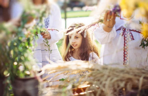 Jolie Fille Robe Nationale Blanche Tisse Une Couronne Fleurs Herbe — Photo