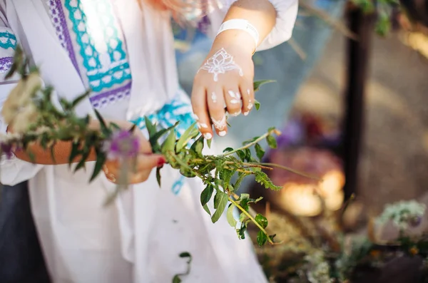 Pěkná Blondýnka Bílých Šatech Národní Splétá Věnec Květin Trávy Pohanské — Stock fotografie