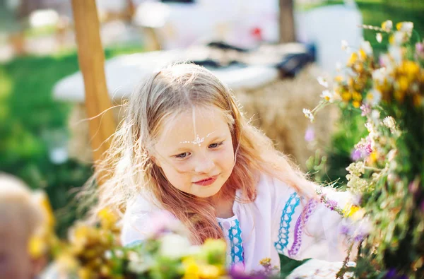 Cute Girl Blonde White National Dress Weaves Wreath Flowers Grass — Stock Photo, Image