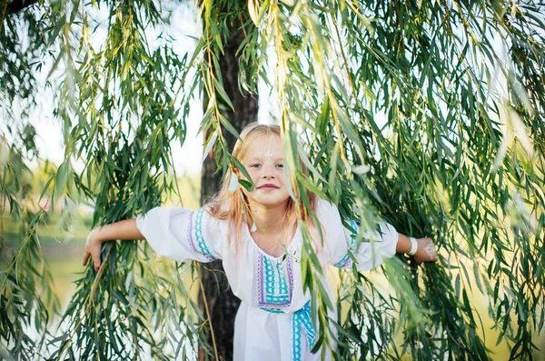 Nettes Blondes Mädchen Weißen Nationalkleid Mit Stickereien Posiert Grünen Baum — Stockfoto