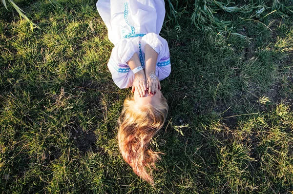 Nettes Blondes Mädchen Weißen Nationalkleid Liegt Auf Dem Gras Und — Stockfoto