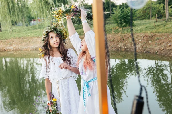 Две Девушки Белом Национальном Платье Вышивкой Веселятся Реки Языческом Весеннем — стоковое фото