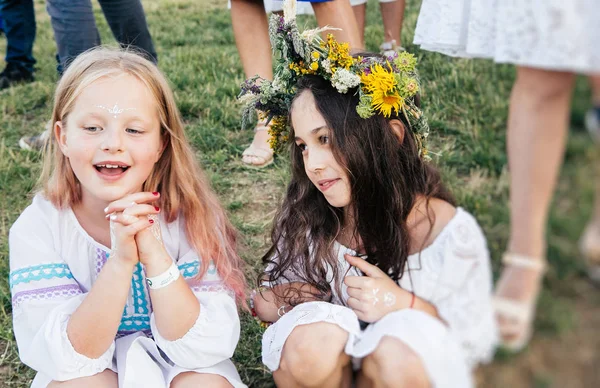 Två Flickor Vita Nationella Klänning Med Broderi Roar Nära Floden — Stockfoto