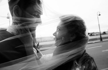 Düğün gününde gelin peçe şık damat ve gelin, sarılma ve şefkat birbirlerine bakarak, siyah ve beyaz fotoğraf 