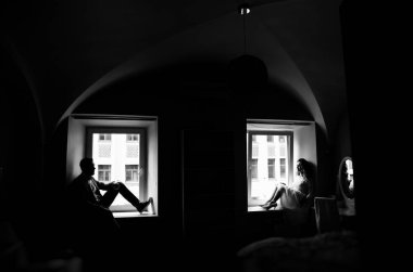 pencere, siyah beyaz fotoğraf tarafından düğün gününde şık gelin ve damat 