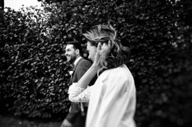 kendi düğün gününde şık gelin ve damat, eğlenmek ve bir yürüyüş, siyah beyaz fotoğraf gülümseyen 