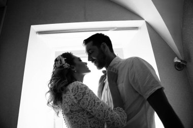 Yatak odasında gelin ve damat sabah, siyah beyaz fotoğraf 