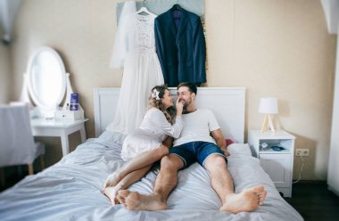 Gelin ve damat sabah, aşıklar yalan ve yatak odasında gülüyor