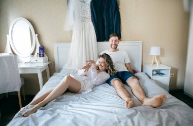 Gelin ve damat sabah, aşıklar yalan ve yatak odasında gülüyor