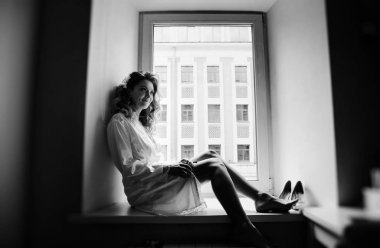 pencerede sabah güzel gelin, siyah beyaz fotoğraf 
