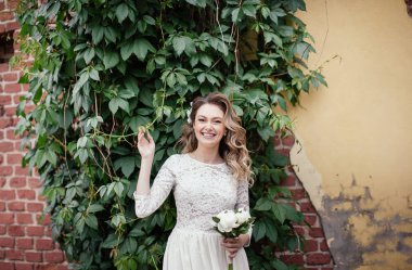 yeşil bir parkta düğün gününde buket ile sarışın gelin portre