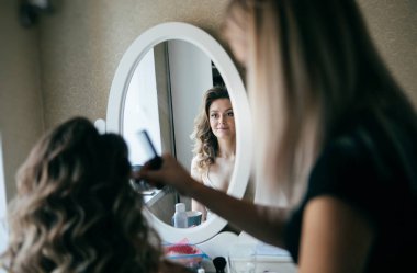 Sabah güzel sarışın gelin, şekillendirme ve makyaj yapma 