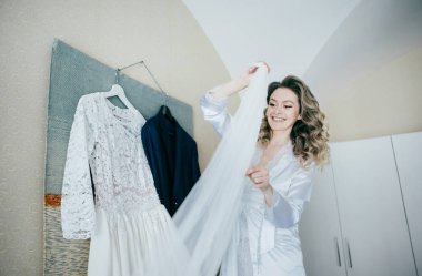 onu gelinlik ile ipek giyinme elbise güzel gelin sabahı